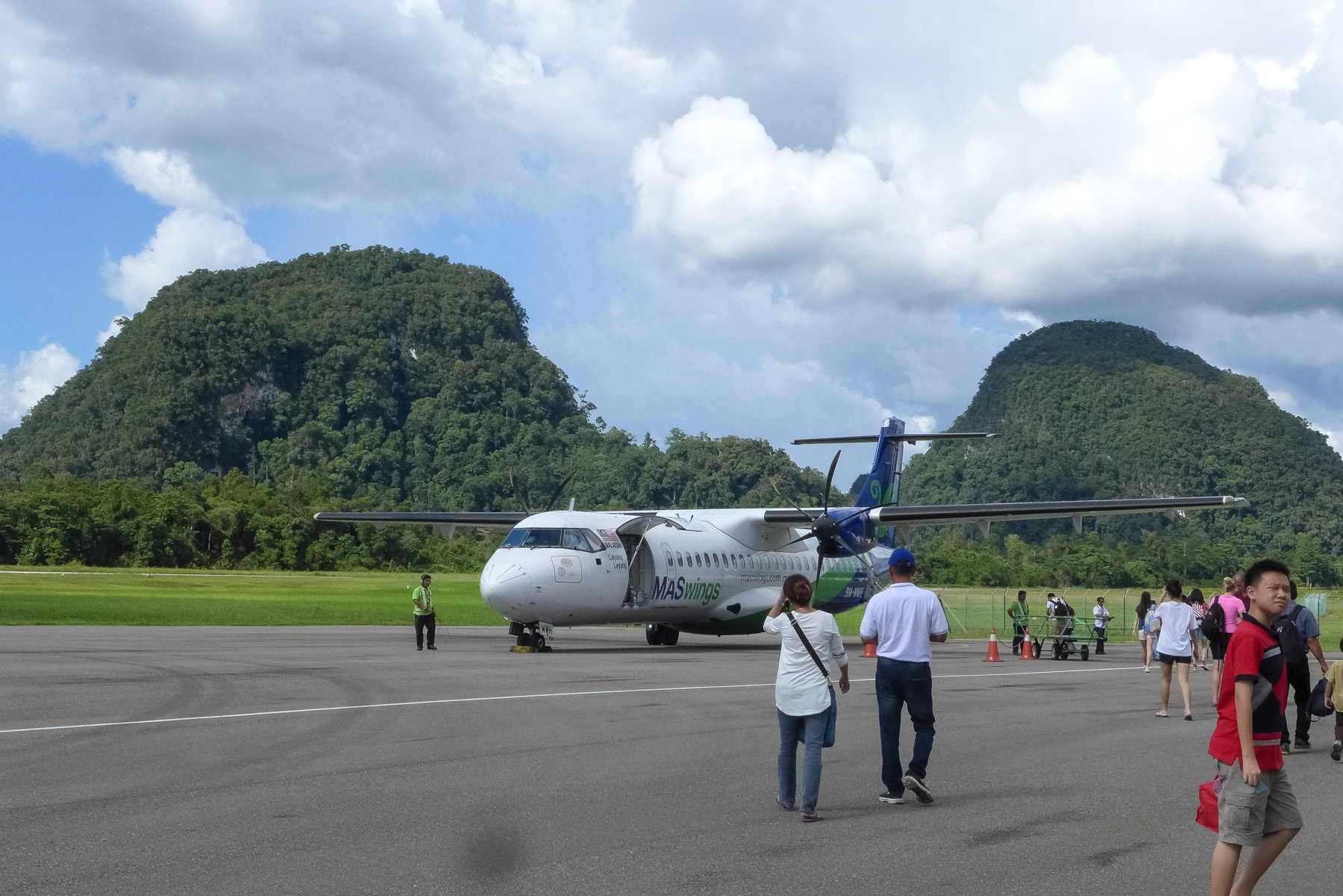 Mulu Airport To Mulu National Park www.borneoecotours.com